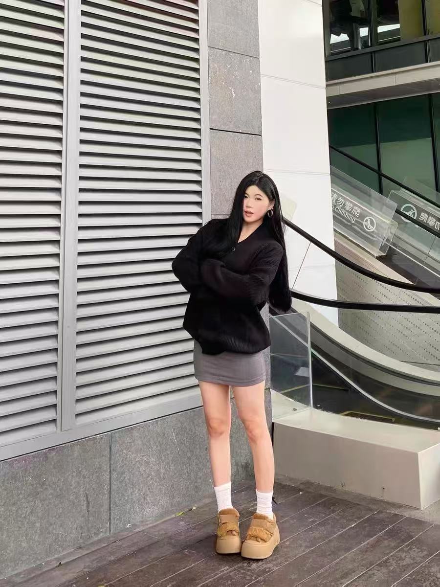 百丽女鞋子毛毛加绒板鞋2025春新款