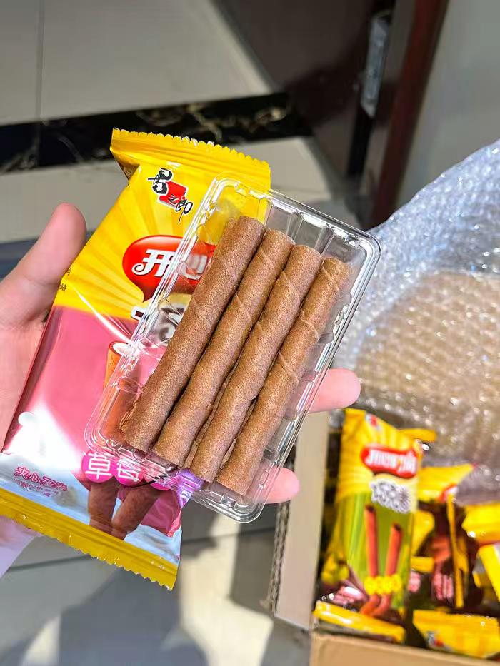 标题：拍4件喜之郎巧克夹心蛋卷酥饼干16袋