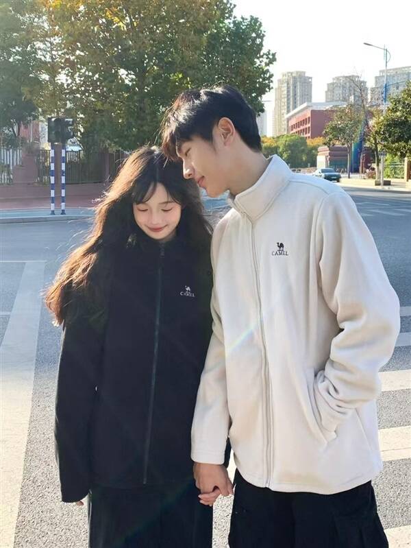 【骆驼】情侣加厚双面摇粒绒保暖外套