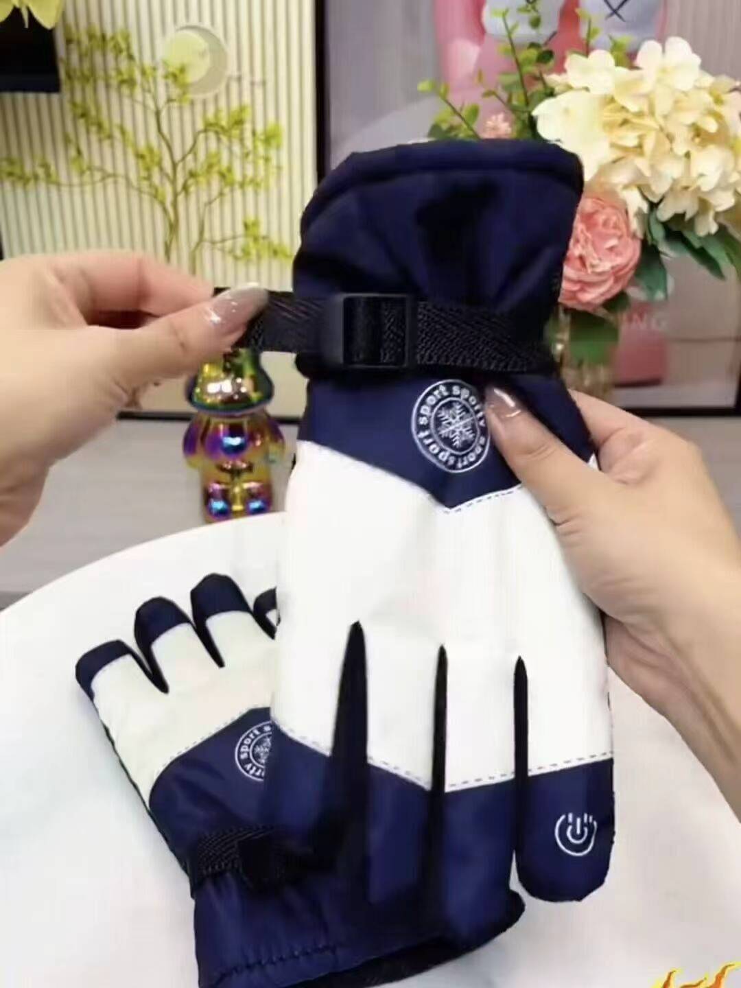 9.9元！秋冬季防滑保暖手套